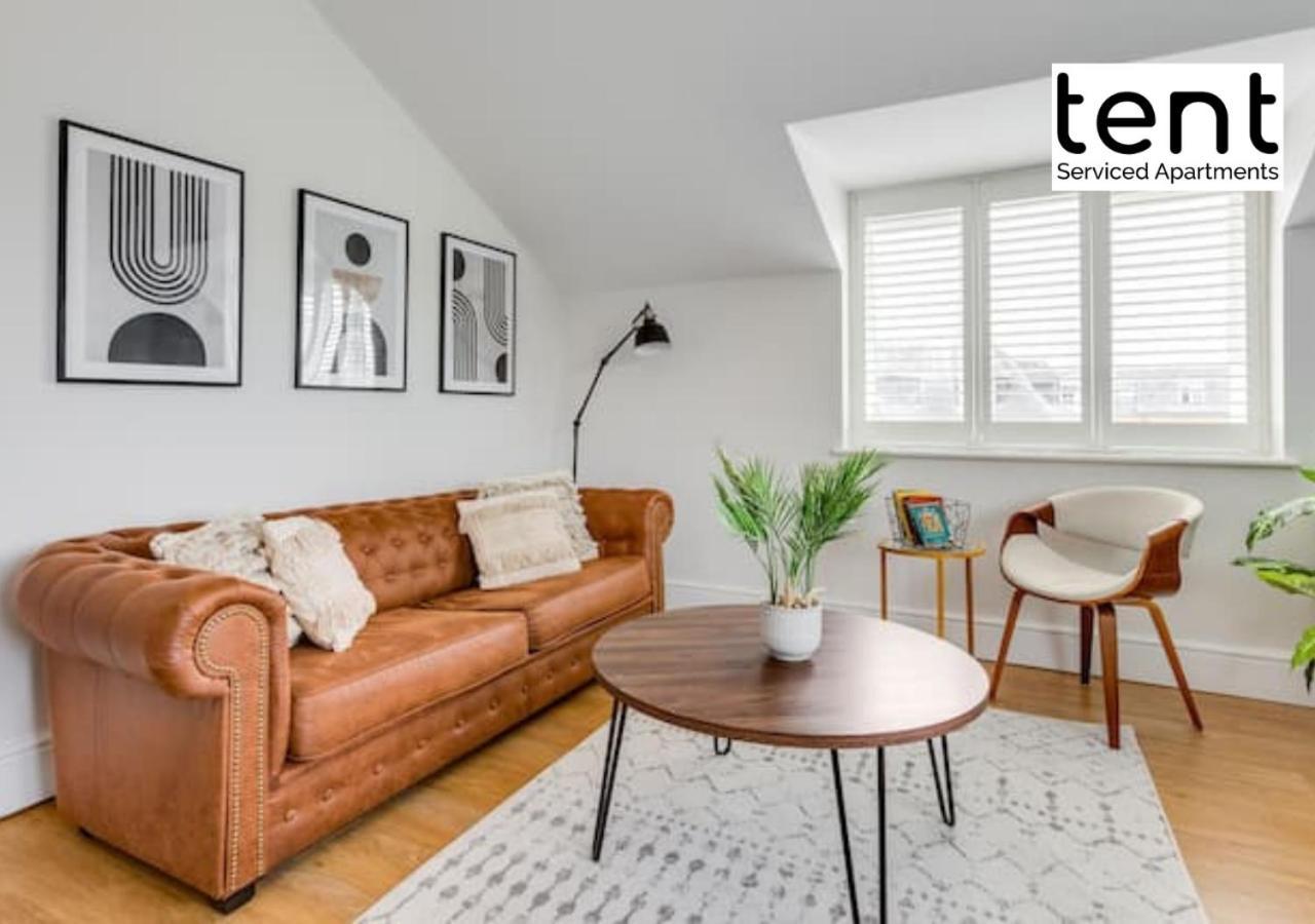 Stylish 1 Bed Apt , Central , Pkg, Perfect For Long Stays Egham Exterior foto